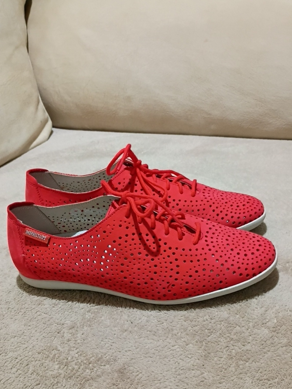 New Condition Mephisto Women’s Red Perforated Lace-Up Casual Shoes